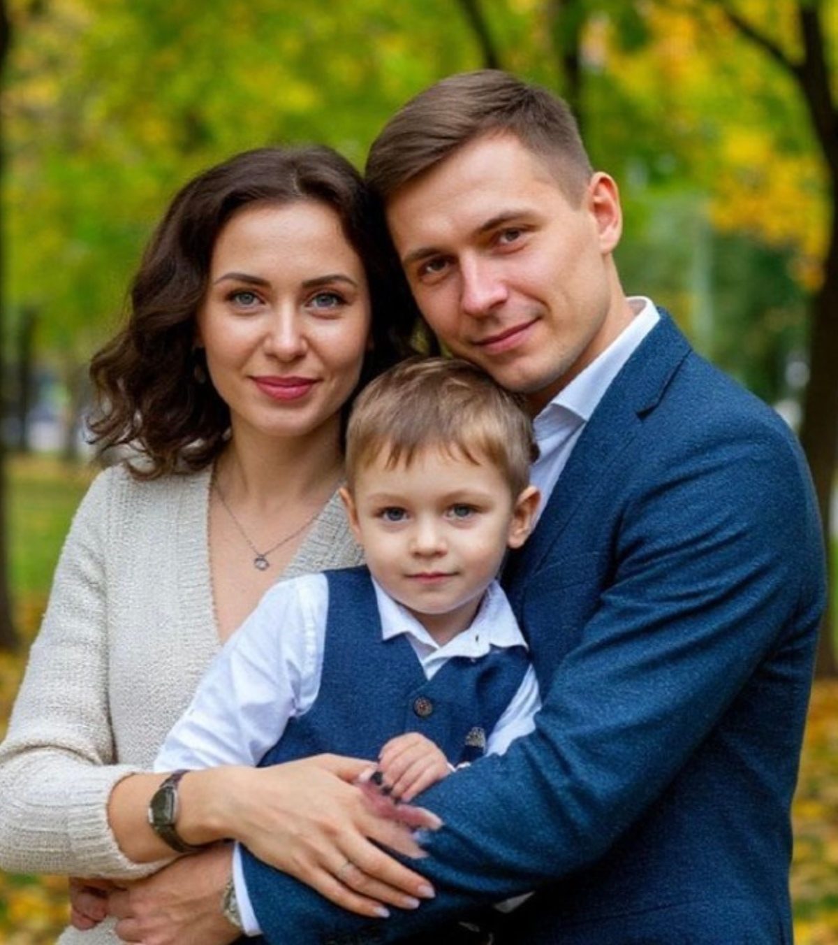 — Trebuie să-ți spun ceva, — a spus el, iar eu m-am oprit brusc.