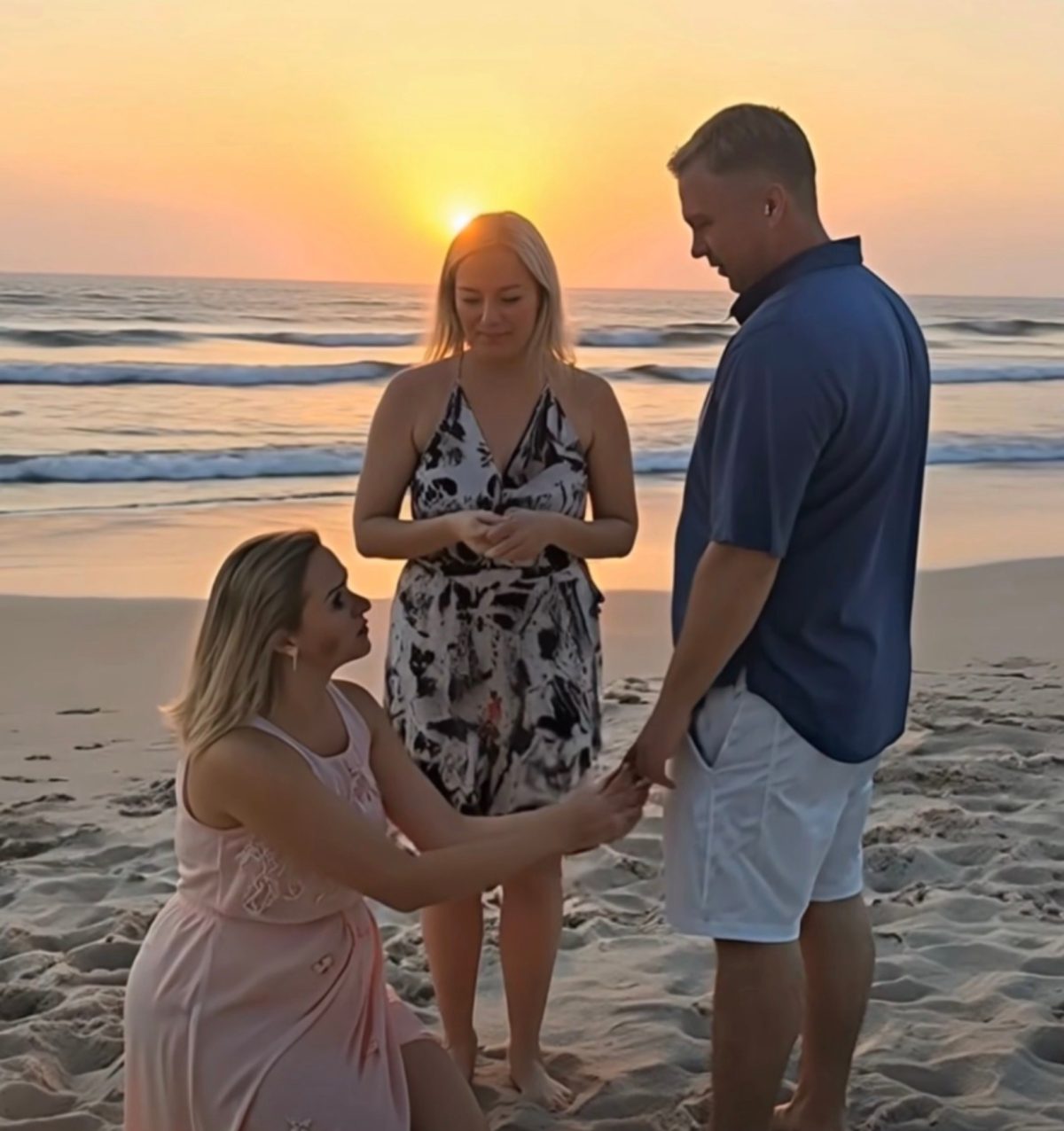 Eram pe plajă cu Peter, când s-a apropiat o femeie, s-a lăsat în genunchi în fața lui și a strigat numele lui.